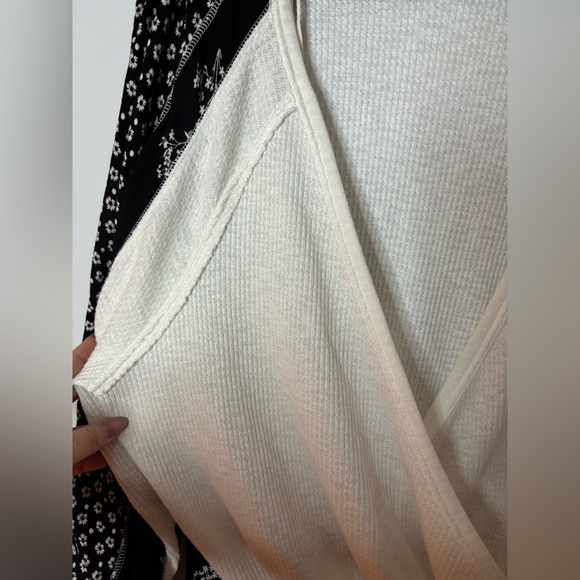 Elegant Black and White Women's Top - Picture 5 of 8